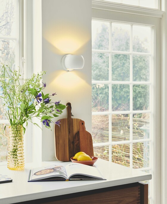 Nástěnné svítidlo Belir v zaobleném designu zapadne ihned do vašeho interiéru. Vydává záření nahoru i dolů, a tak tvoří příjemný světelný efekt. Svítidlo můžete mít ve 4 barevných provedeních. 