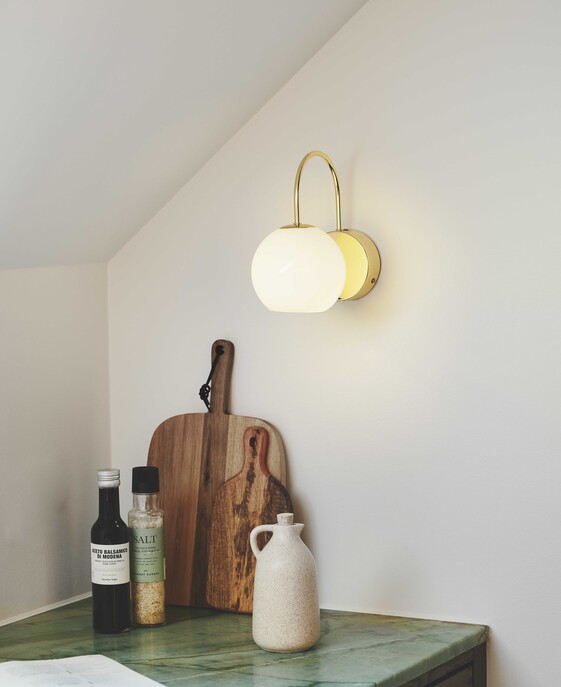 Nástěnné svítidlo Franca propojuje klasický lustr s moderním přístupem. Vintage detaily v kombinaci s moderním nádechem, skleněné kopule vydávají příjemné rozptýlené světlo.