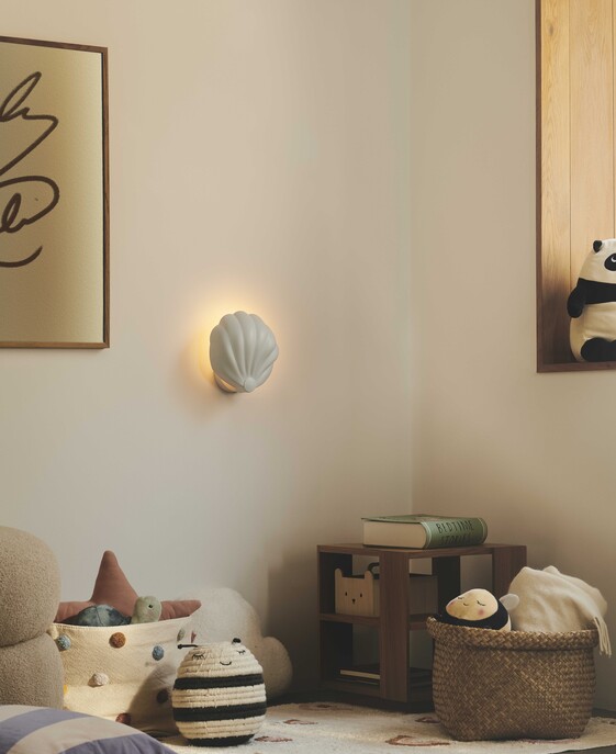 Nástěnné svítidlo Konchi ve tvaru mušle poskytuje příjemné rozptýlené světlo, které se skvěle hodí do dětského pokoje. Dostupné ve dvou barevných provedeních.