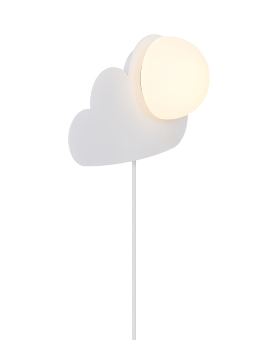 Nástěnné svítidlo ve tvaru obláčku Skyku Cloud od Nordluxu v bílé barvě poskytne příjemné rozptýlené světlo v dětském pokoji nebo ve školce.
