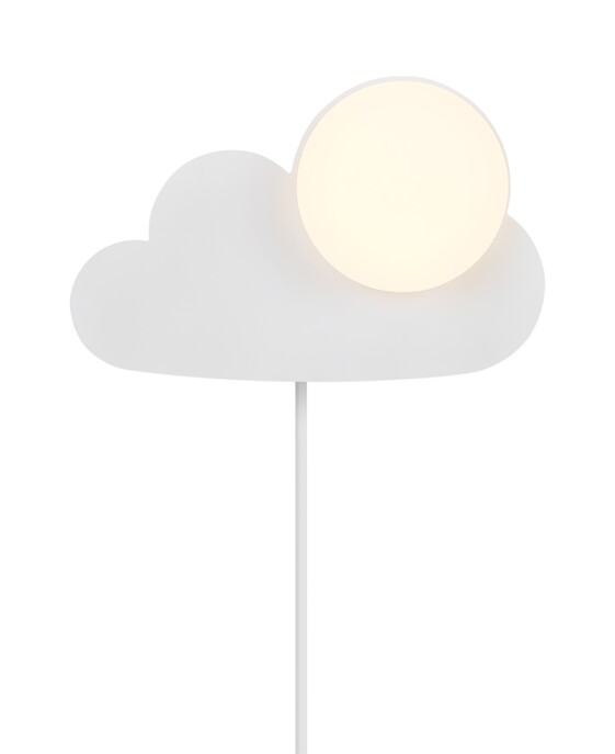 Nástěnné svítidlo ve tvaru obláčku Skyku Cloud od Nordluxu v bílé barvě poskytne příjemné rozptýlené světlo v dětském pokoji nebo ve školce.