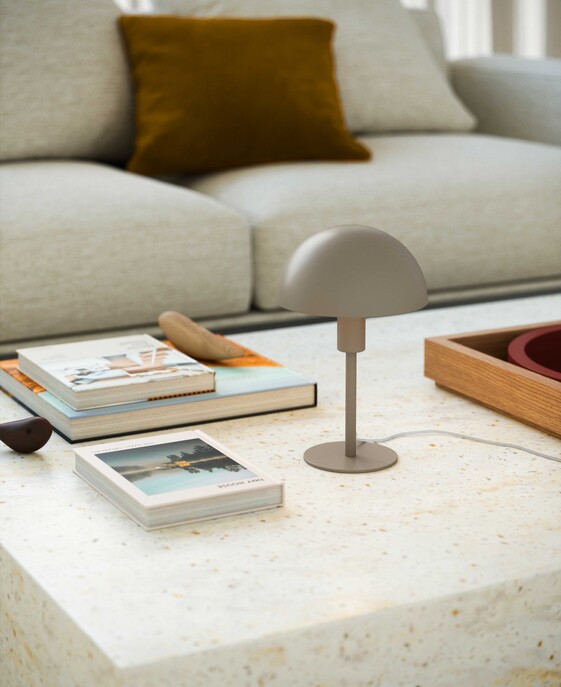 Nadčasová série Ellen Mini od Nordluxu – malé stínítko stolní lampičky poskytuje měkké světlo. Dostupné je v 8 moderních barevných provedeních. 