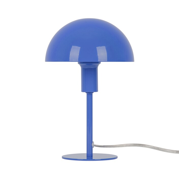 Nadčasová série Ellen Mini od Nordluxu – malé stínítko stolní lampičky poskytuje měkké světlo. Dostupné je v 8 moderních barevných provedeních.  (modrá)
