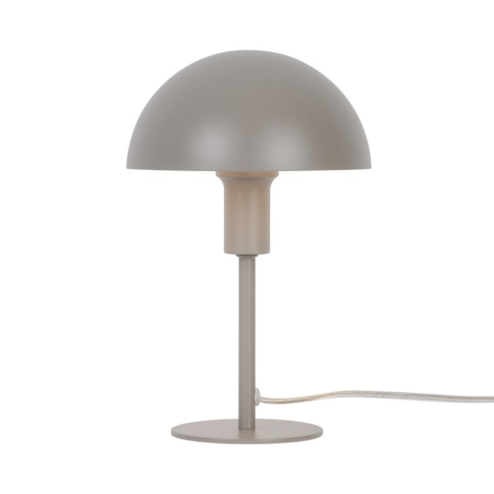 Nadčasová série Ellen Mini od Nordluxu – malé stínítko stolní lampičky poskytuje měkké světlo. Dostupné je v 8 moderních barevných provedeních.  (hnědá)