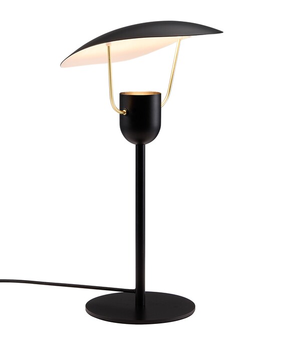 Stolní lampička Fabiola v elegantním designu, který kombinuje moderní a vintage italský styl. Stínítko poskytuje příjemné měkké světlo a mosazné detaily dodávají světlu luxusní vzhled.