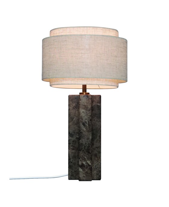 Stolní lampička Takai od Nordluxu se chlubí velkým stínítkem ze lněného plátna v kombinaci s mramorovou základnou, hodí se tak skvěle do ložnice nebo obývacího pokoje.