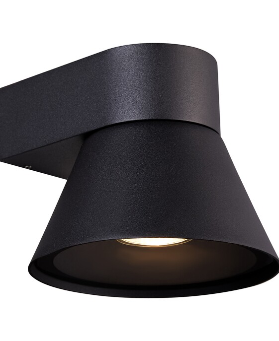 Nordlux Kyklop Cone je moderní venkovní nástěnné svítidlo, které osvětluje okolí směrem dolů. Dostupné v černé a rezavé variantě.