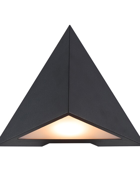 Venkovní nástěnné svítidlo Konit od Nordluxu v jedinečném trojúhelníkovém designu příjemně rozptyluje světlo směrem dolů. Dostupné v černém provedení.