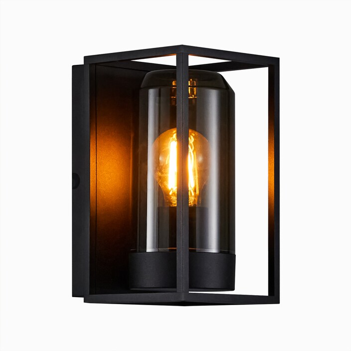 Moderní venkovní nástěnné svítidlo série Griffin poskytuje díky kouřovému stínítku příjemné osvětlení v tmavých exteriérech. (černá, kouřové sklo)