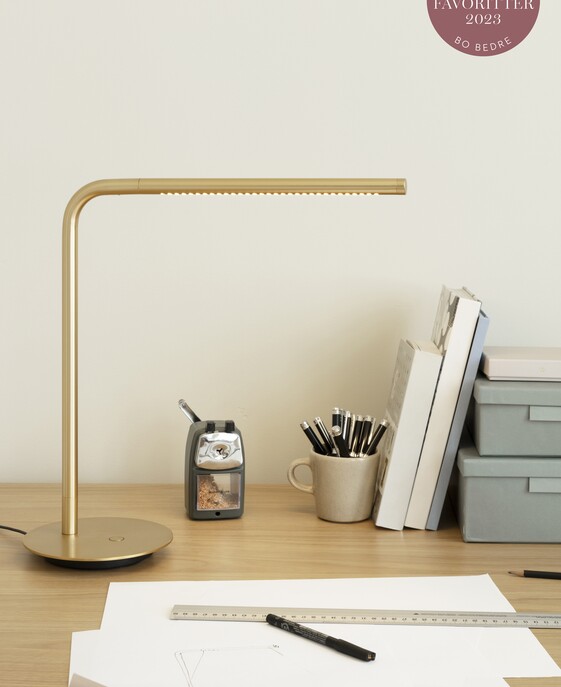 Stolní lampička Omni od Umage je stmívatelná dotykovým vypínačem, disponuje USB portem a má otočné rameno i světelný zdroj. Ideální na noční stolek nebo pracovní desku.
