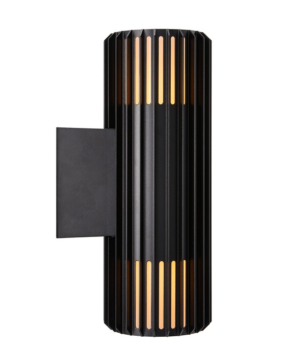 Venkovní nástěnné světlo Aludra Double od Nordluxu v moderním minimalistickém designu. Díky specifickému tvaru vytváří v okolí hru světla a stínu. Vyrobené z odolného materiálu, dostupné ve třech barevných provedeních.