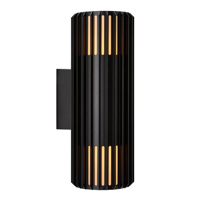 Venkovní nástěnné světlo Aludra Double od Nordluxu v moderním minimalistickém designu. Díky specifickému tvaru vytváří v okolí hru světla a stínu. Vyrobené z odolného materiálu, dostupné ve třech barevných provedeních.