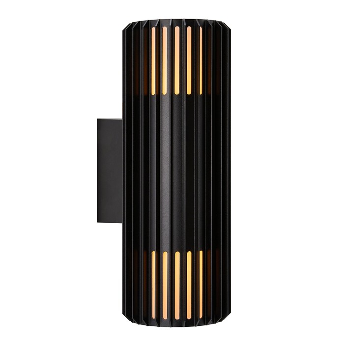Venkovní nástěnné světlo Aludra Double od Nordluxu v moderním minimalistickém designu. Díky specifickému tvaru vytváří v okolí hru světla a stínu. Vyrobené z odolného materiálu, dostupné ve třech barevných provedeních. (černá)