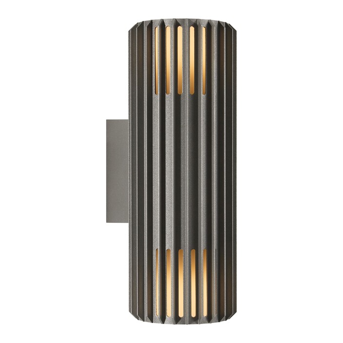 Venkovní nástěnné světlo Aludra Double od Nordluxu v moderním minimalistickém designu. Díky specifickému tvaru vytváří v okolí hru světla a stínu. Vyrobené z odolného materiálu, dostupné ve třech barevných provedeních. (antracit)