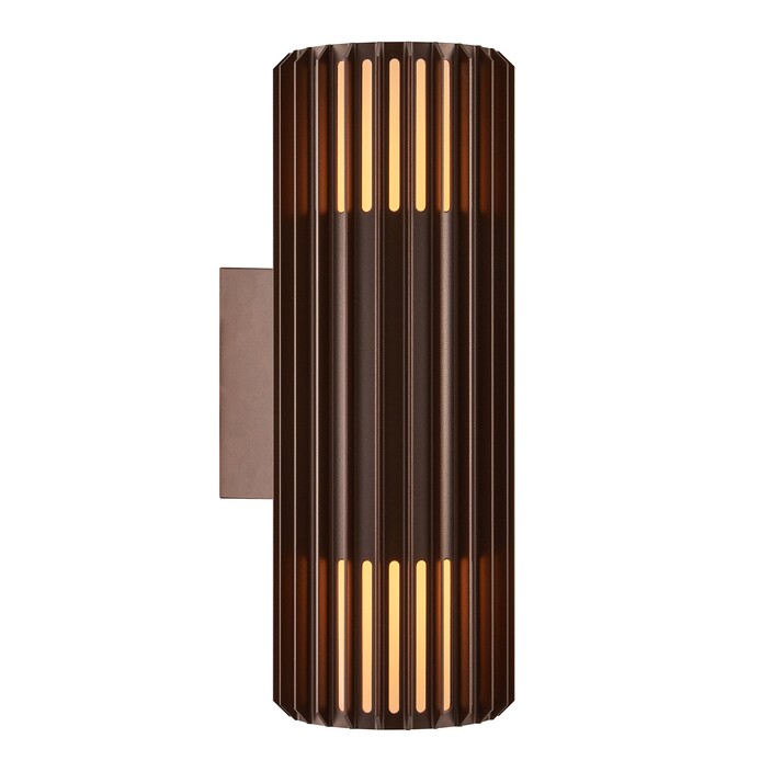 Venkovní nástěnné světlo Aludra Double od Nordluxu v moderním minimalistickém designu. Díky specifickému tvaru vytváří v okolí hru světla a stínu. Vyrobené z odolného materiálu, dostupné ve třech barevných provedeních. (hnědá)