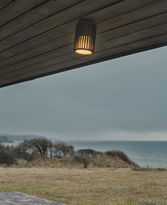 Venkovní stropní světlo Aludra Seaside od Nordluxu v moderním minimalistickém designu. Díky specifickému tvaru vytváří v okolí hru světla a stínu. Vyrobené z odolného materiálu, dostupné ve třech barevných provedeních – černá, antracit a metalická hnědá.
