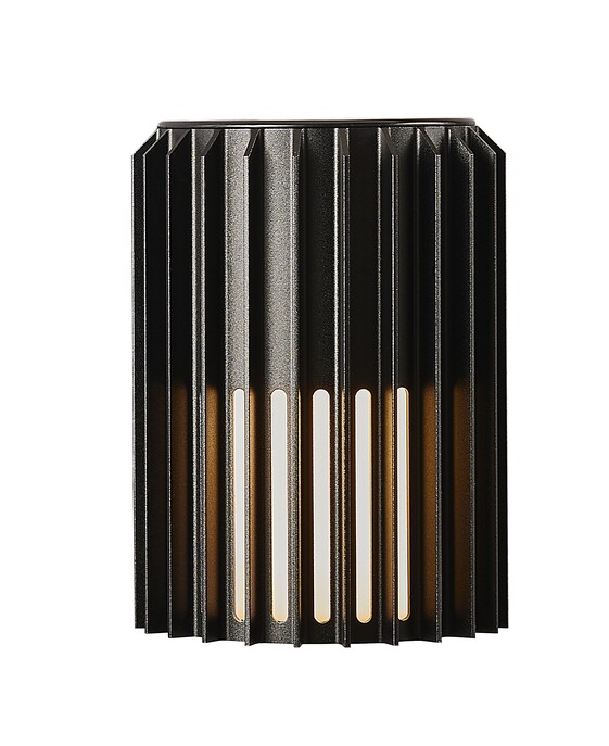 Venkovní nástěnné světlo Aludra Seaside od Nordluxu v moderním minimalistickém designu. Díky specifickému tvaru vytváří v okolí hru světla a stínu. Vyrobené z odolného materiálu, dostupné ve třech barevných provedeních – černá, antracit a metalická hnědá.