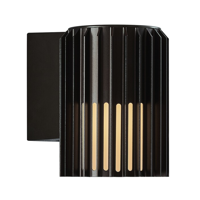 Venkovní nástěnné světlo Aludra Seaside od Nordluxu v moderním minimalistickém designu. Díky specifickému tvaru vytváří v okolí hru světla a stínu. Vyrobené z odolného materiálu, dostupné ve třech barevných provedeních – černá, antracit a metalická hnědá. (černá)