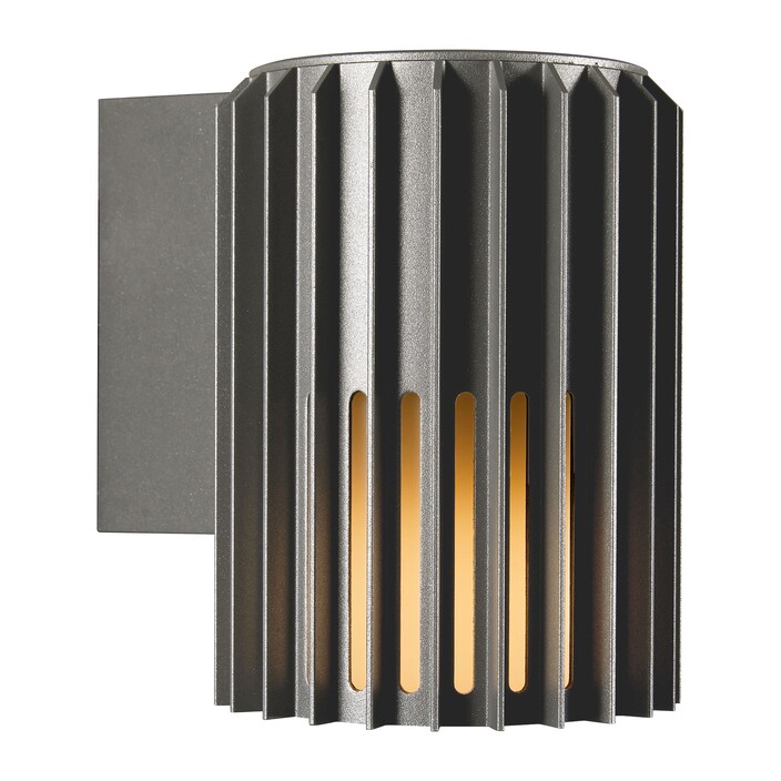 Venkovní nástěnné světlo Aludra Seaside od Nordluxu v moderním minimalistickém designu. Díky specifickému tvaru vytváří v okolí hru světla a stínu. Vyrobené z odolného materiálu, dostupné ve třech barevných provedeních – černá, antracit a metalická hnědá. (antracit)
