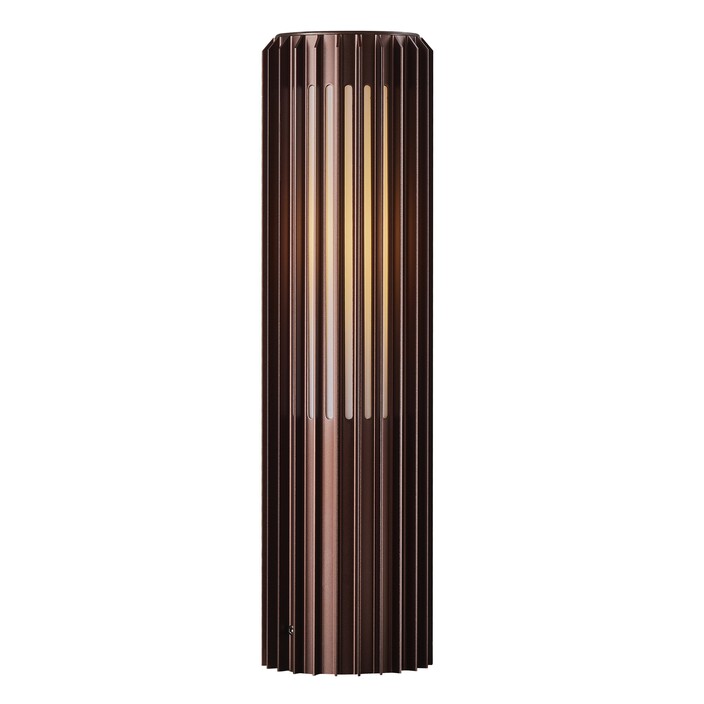 Venkovní zahradní sloupek světlo Aludra 45 Seaside od Nordluxu v moderním minimalistickém designu. Díky specifickému tvaru vytváří v okolí hru světla a stínu. Vyrobené z odolného materiálu, dostupné ve třech barevných provedeních – černá, antracit a metalická hnědá. (metalická hnědá)