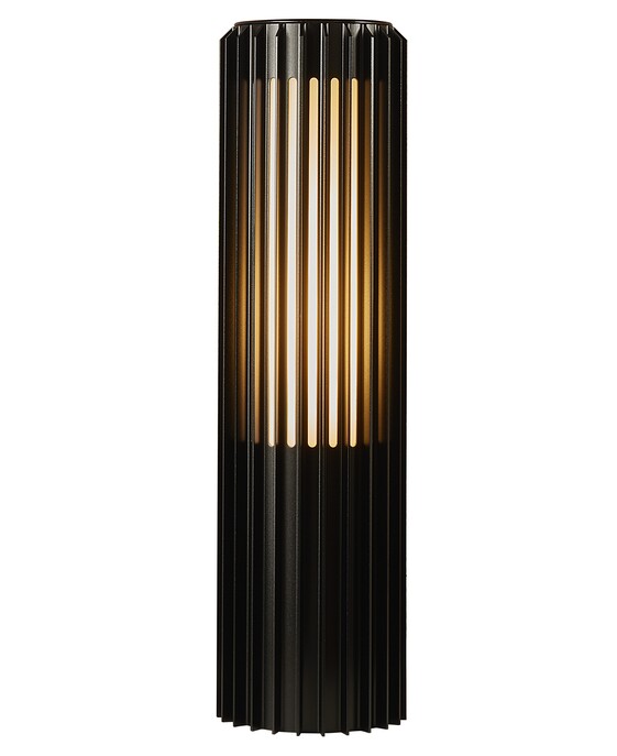 Venkovní zahradní sloupek světlo Aludra 45 Seaside od Nordluxu v moderním minimalistickém designu. Díky specifickému tvaru vytváří v okolí hru světla a stínu. Vyrobené z odolného materiálu, dostupné ve třech barevných provedeních – černá, antracit a metalická hnědá.