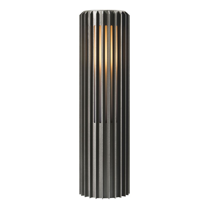 Venkovní zahradní sloupek světlo Aludra 45 Seaside od Nordluxu v moderním minimalistickém designu. Díky specifickému tvaru vytváří v okolí hru světla a stínu. Vyrobené z odolného materiálu, dostupné ve třech barevných provedeních – černá, antracit a metalická hnědá. (antracit)