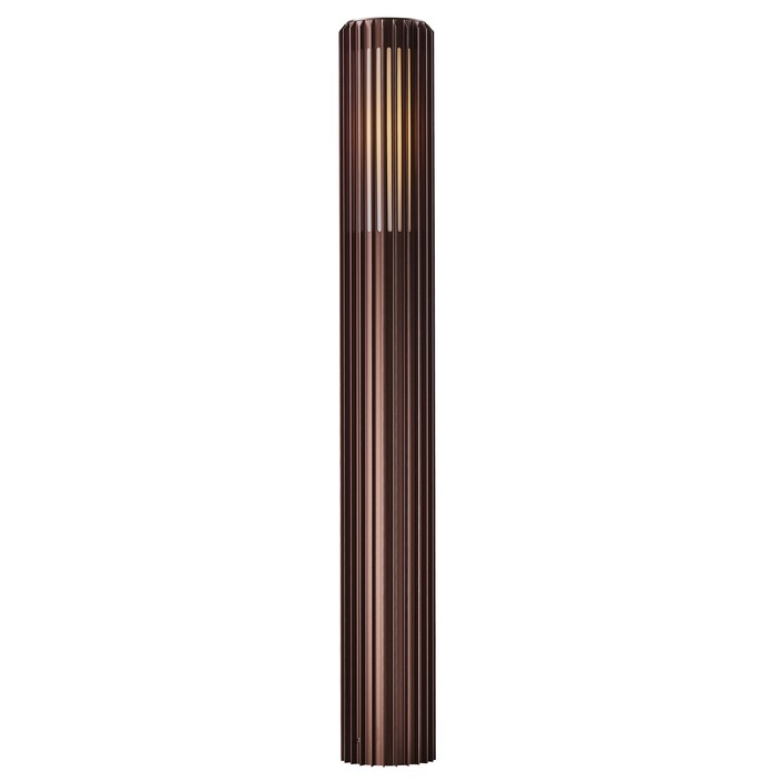Venkovní zahradní sloupek světlo Aludra 95 Seaside od Nordluxu v moderním minimalistickém designu. Díky specifickému tvaru vytváří v okolí hru světla a stínu. Vyrobené z odolného materiálu, dostupné ve třech barevných provedeních – černá, antracit, metalická hnědá. (metalická hnědá)