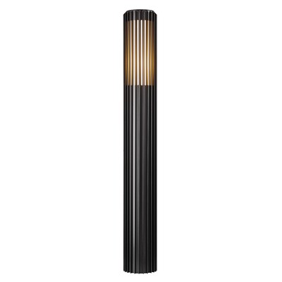 Venkovní zahradní sloupek světlo Aludra 95 Seaside od Nordluxu v moderním minimalistickém designu. Díky specifickému tvaru vytváří v okolí hru světla a stínu. Vyrobené z odolného materiálu, dostupné ve třech barevných provedeních – černá, antracit, metalická hnědá.