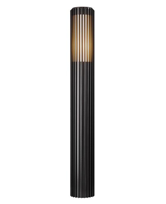 Venkovní zahradní sloupek světlo Aludra 95 Seaside od Nordluxu v moderním minimalistickém designu. Díky specifickému tvaru vytváří v okolí hru světla a stínu. Vyrobené z odolného materiálu, dostupné ve třech barevných provedeních – černá, antracit, metalická hnědá.