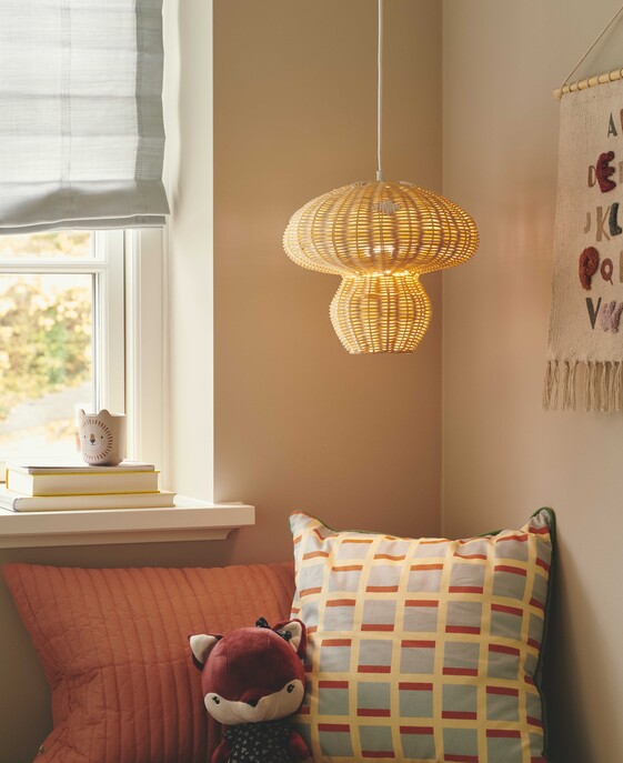 Malé závěsné svítidlo Allie od Nordluxu z ratanu vytvoří příjemnou hru světla a stínů i u vás doma - v obývacím nebo dětském pokoji.