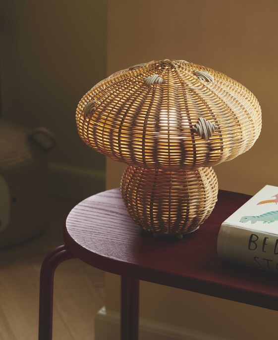 Stolní lampička Allie od Nordluxu z ratanu vytvoří příjemnou hru světla a stínů i u vás doma - v obývacím nebo dětském pokoji.