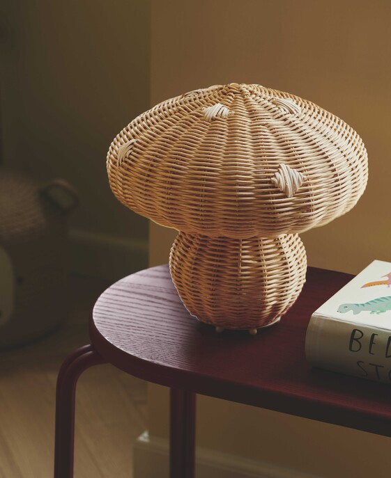 Stolní lampička Allie od Nordluxu z ratanu vytvoří příjemnou hru světla a stínů i u vás doma - v obývacím nebo dětském pokoji.