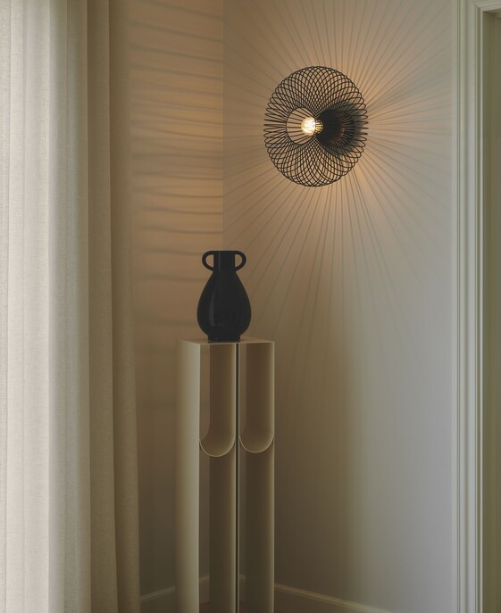 Kovové stropní svítidlo Beroni tvořené zahnutými dráty tvoří fascinující hru světla a stínů.