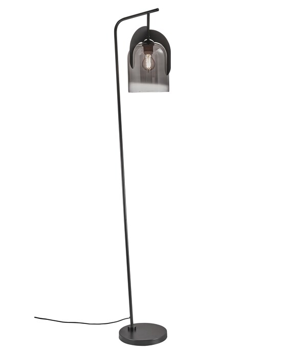 Stojací lampa Boshi se stínítkem z kouřového skla poskytne prostoru příjemné osvětlení.