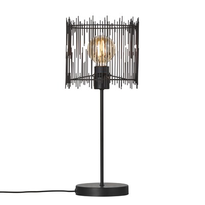 Stolní lampička Elvis se skládá z asymetrických tyčí, které dohromady tvoří elegantní osvětlení místnosti. V černé nebo mosazné variantě.