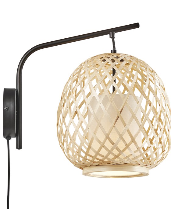 Nástěnné svítidlo Hisoka kombinuje bambusová vlákna a látkové stínítko. Svítidlo vydává měkké světlo, vhodné do obývacího pokoje.