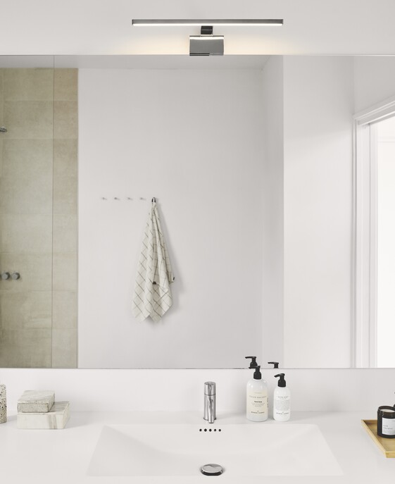 Koupelnové elegantní tenké světlo Marlee od Nordluxu umožňuje tři způsoby instalace – na zeď, na zrcadlo či na skříňku. Díky vysokému krytí ho využijete ve vlhkých prostorách. Dostupné ve 3 barvách.