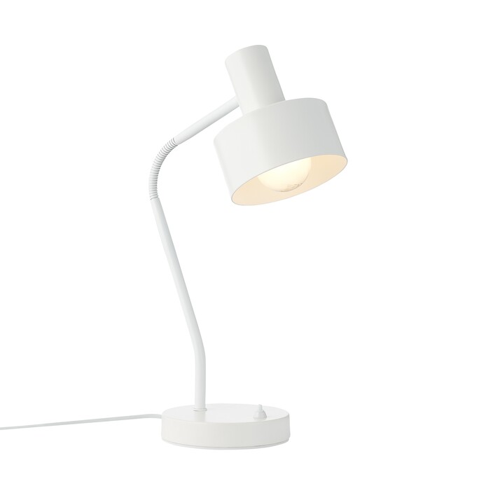 Minimalistická stolní lampička Matis od Nordluxu najde využití v knihovně i na nočním stolku. Nastavitelná hlava umožňuje směrování paprsku světla, vyberte si ze 2 barev. (bílá)