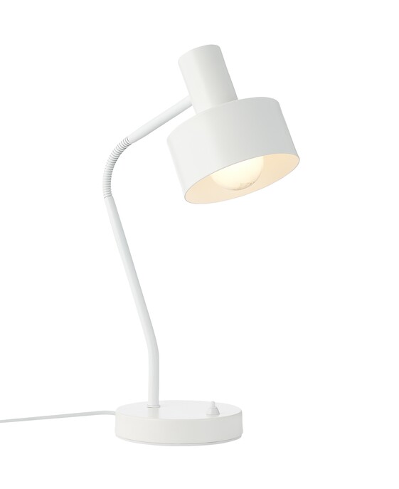 Minimalistická stolní lampička Matis od Nordluxu najde využití v knihovně i na nočním stolku. Nastavitelná hlava umožňuje směrování paprsku světla, vyberte si ze 2 barev.