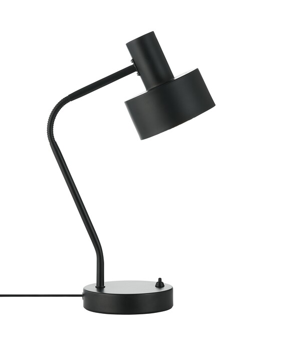 Minimalistická stolní lampička Matis od Nordluxu najde využití v knihovně i na nočním stolku. Nastavitelná hlava umožňuje směrování paprsku světla, vyberte si ze 2 barev.