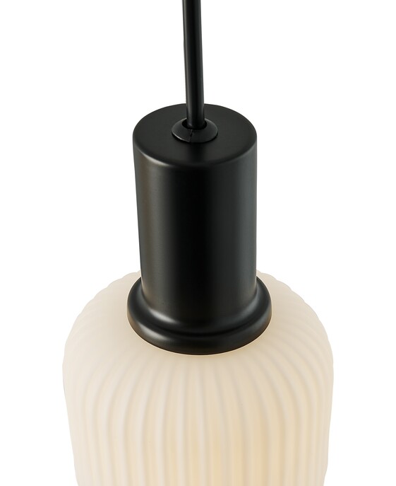 Závěsné svítidlo Milford Mini od Nordluxu se 3 stínítky. Originál z opálového skla se skládaným vzhledem v kombinaci s černým kovem. Do obývacího pokoje i jídelny