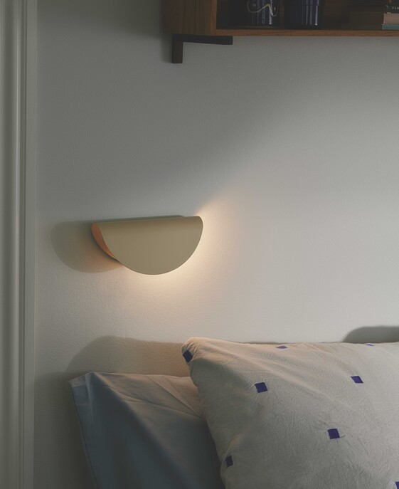Jednoduché nástěnné svítidlo Model 2110 od Nordluxu poskytne vašemu interiéru příjemné nepřímé osvětlení. Vyberte si ze 4 barevných provedení.