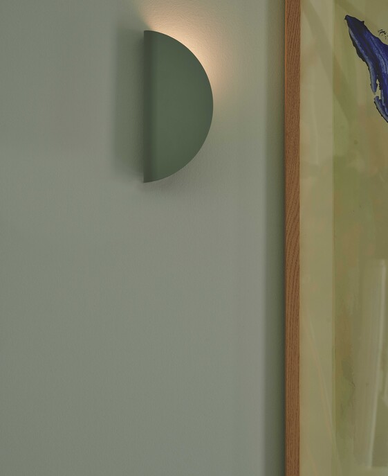 Jednoduché nástěnné svítidlo Model 2110 od Nordluxu poskytne vašemu interiéru příjemné nepřímé osvětlení. Vyberte si ze 4 barevných provedení.