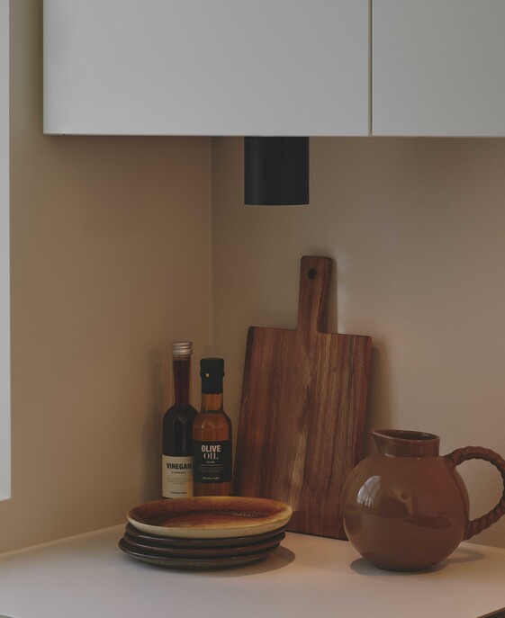 Bodovku Sabonis oceníte v kuchyni i obývacím pokoji, má možnost nasměrování paprsku světla. Vybrat si můžete z bílé a černé varianty. 