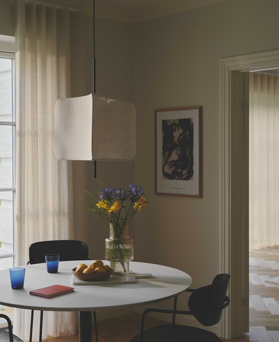 Závěsné svítidlo Tinto s textilním stínítkem ve tvaru trojúhelníku poskytne příjemné osvětlení nad vaším jídelním stolem nebo v obývacím pokoji.