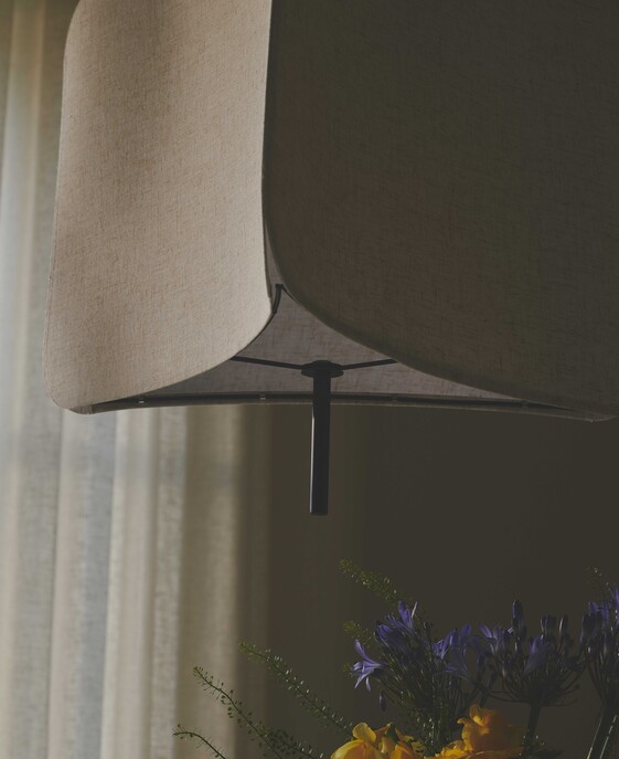 Závěsné svítidlo Tinto s textilním stínítkem ve tvaru trojúhelníku poskytne příjemné osvětlení nad vaším jídelním stolem nebo v obývacím pokoji.