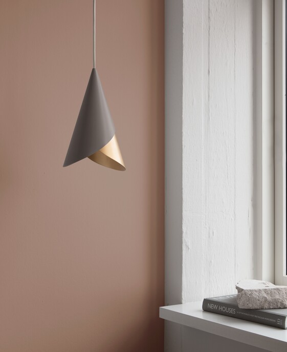 Hliníkové stínítko Umage Corner s flexibilním přizpůsobením toku světla, do kuchyně, ke čtení v 16 barevných provedeních.
