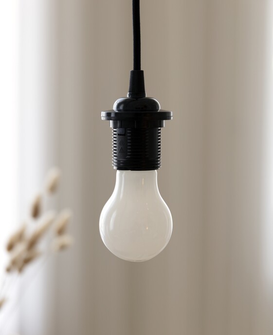 8W LED žárovka UMAGE Idea o průměru 6 cm, vhodná pro svítidla se závitem E27 nejen značky UMAGE.