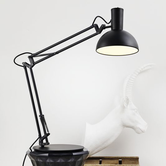 Designová multifunkční lampa Arki od Nordlux s nastavitelným ramenem a více možnostmi uchycení v černém provedení.