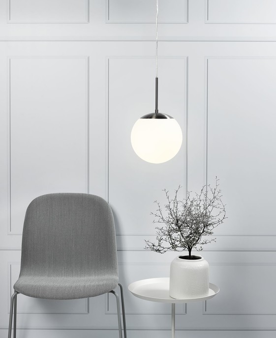 Závěsná lampa Nordlux Cafe s jednoduchým funkčním designem z opálového skla ve čtyřech velikostech skvěle rozsvítí nejen interiér kavárny